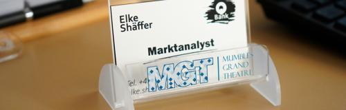 Gepersonaliseerde kaarthouder voor visitekaartjes op een bureau