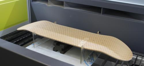 Graveren van grote voorwerpen: personalisatie van een skateboard