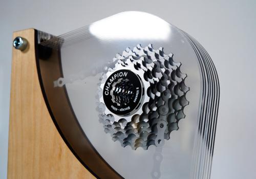 Acryl trofee met fietsuitrusting, gemaakt met CO2 lasergraveermachine