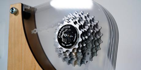 Acryl trofee met fietsuitrusting, gemaakt met CO2 lasergraveermachine