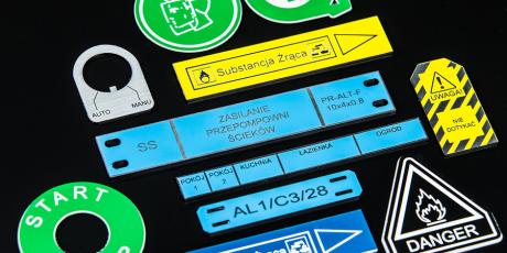 Kleurrijke ID-tags gegraveerd voor etikettering, veiligheidssignalering en apparatuuridentificatie
