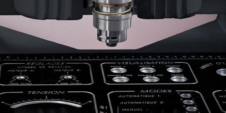 Frontpaneel gemaakt met een mechanische graveermachine