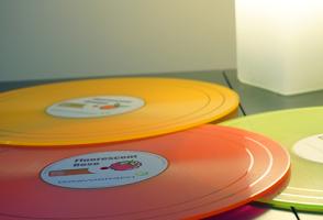 Fluorescerende ronde platen van acryl die worden weergegeven als vinylplaten